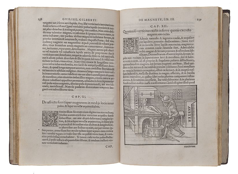 Beim Schmieden nimmt ein Eisenstück magnetische Eigenschaften an.