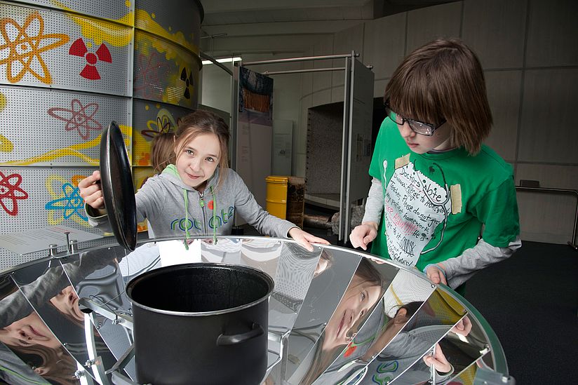 Kinder vor Sonnenenergie-Kochtopf .