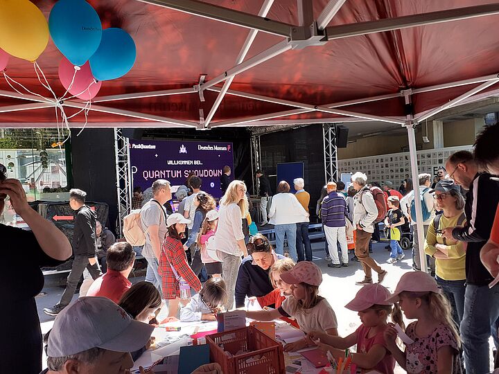 Menschen auf der Bühne und Publikum