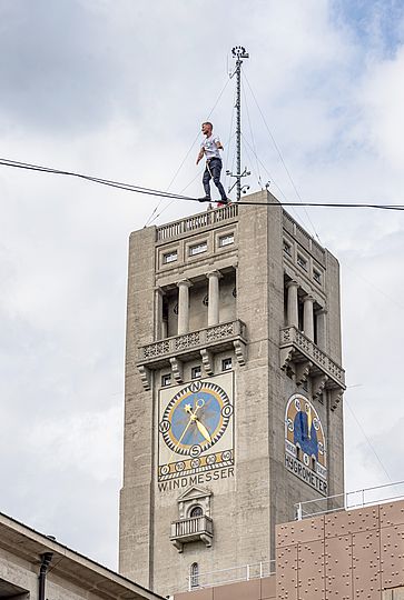 Slacklineer performt vor Museumsturm