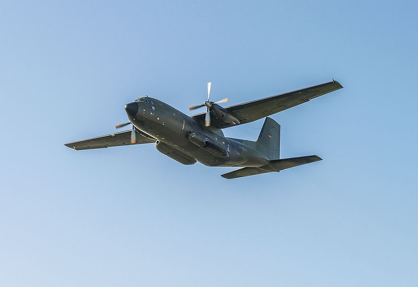 Militärflugzeug Transall C-160 D in der Luft.