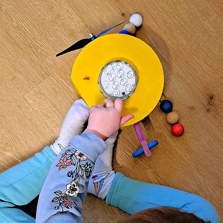 Kleinkind spielt mit Fluggefährt