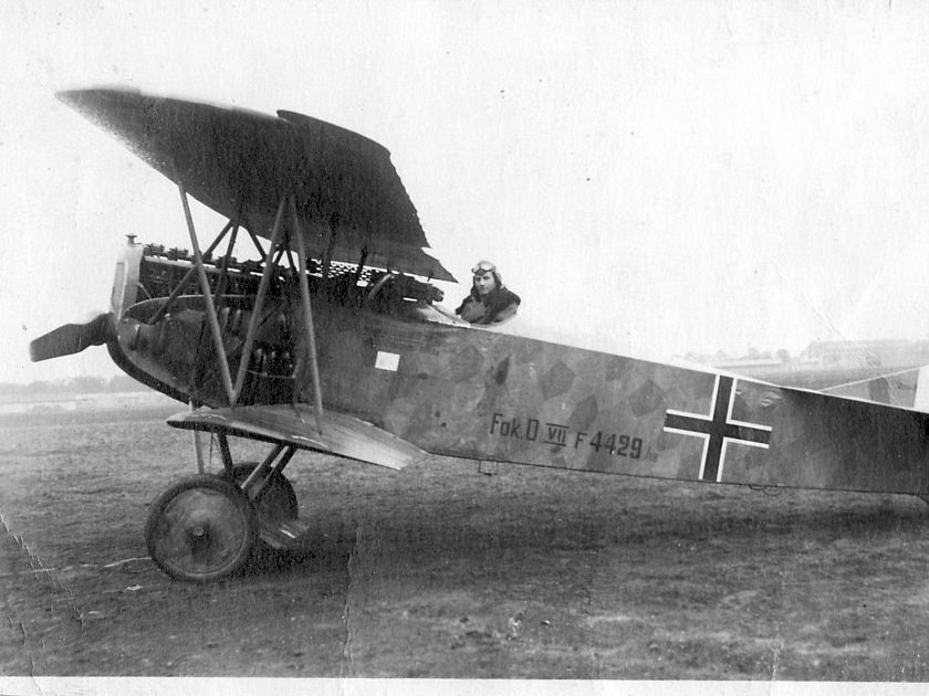 Die Postkarte zeigt eine Fokker D VII auf dem Flugplatz Schleißheim nach der Landung.