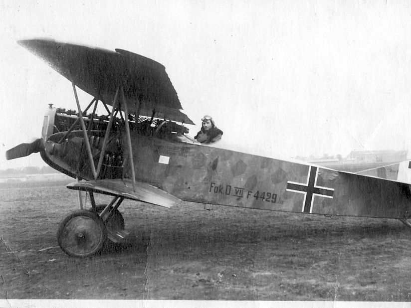 Die Postkarte zeigt eine Fokker D VII auf dem Flugplatz Schleißheim nach der Landung.