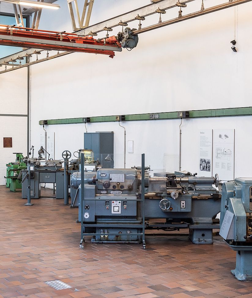 In der mechanischen Fertigung der 1950er und frühen 1960er Jahre hatten sich die Arbeitsverhältnisse deutlich gewandelt: Der Einzelantrieb ersetzte die Transmission, Leuchtstoffröhren brachten besseres Licht. Durch Abdeckung der zuvor offenen Getriebe waren die Maschinen sicherer zu betreiben. Kurvenscheiben und mechanische Kopiereinrichtungen waren der erste Schritt zur Automatisierung der Fertigung.