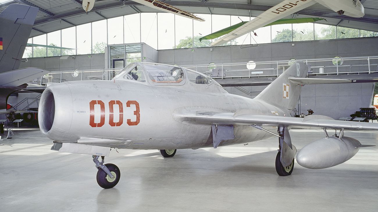 Militärflugzeug MiG-15 in der Flugwerft Schleißheim.