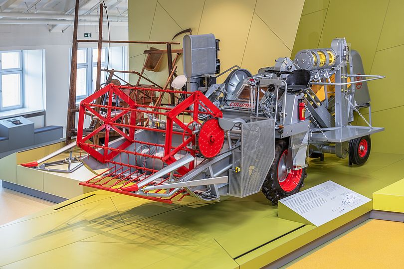 Der Selbstfahr-Mähdrescher Claas Columbus aus dem Jahr 1961 in der Ausstellung Landwirtschaft und Ernährung.