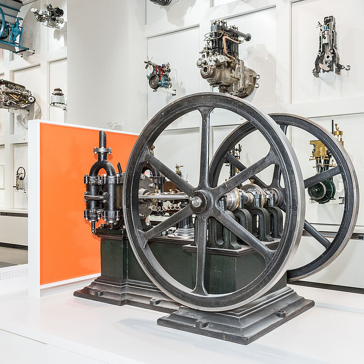 Gasmaschine System Lenoir in der Ausstellung.