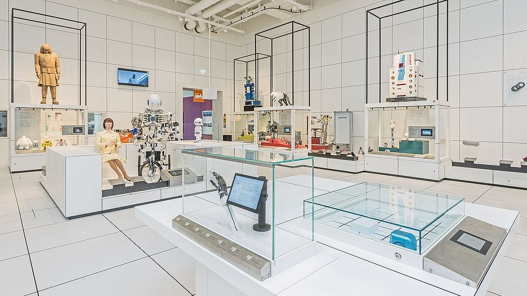 Blick in die Ausstellung Robotik.