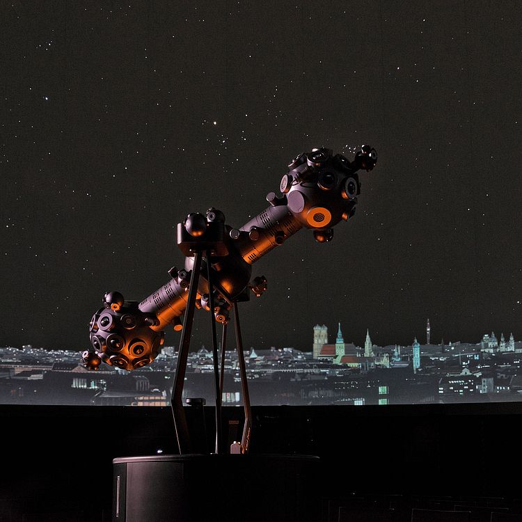 Projektion im Planetarium: Sternenhimmel über München.