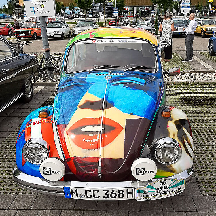 Bunt bemalter Käfer mit "Marilyn Monroe" Motiv.