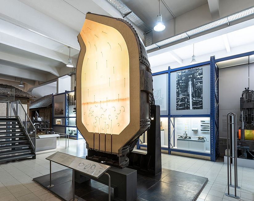 Ausstellung_Metalle_Bessemer Birne_CD_L_7239_052.jpg Blick in Ausstellung Metalle mit Bessemer Birne