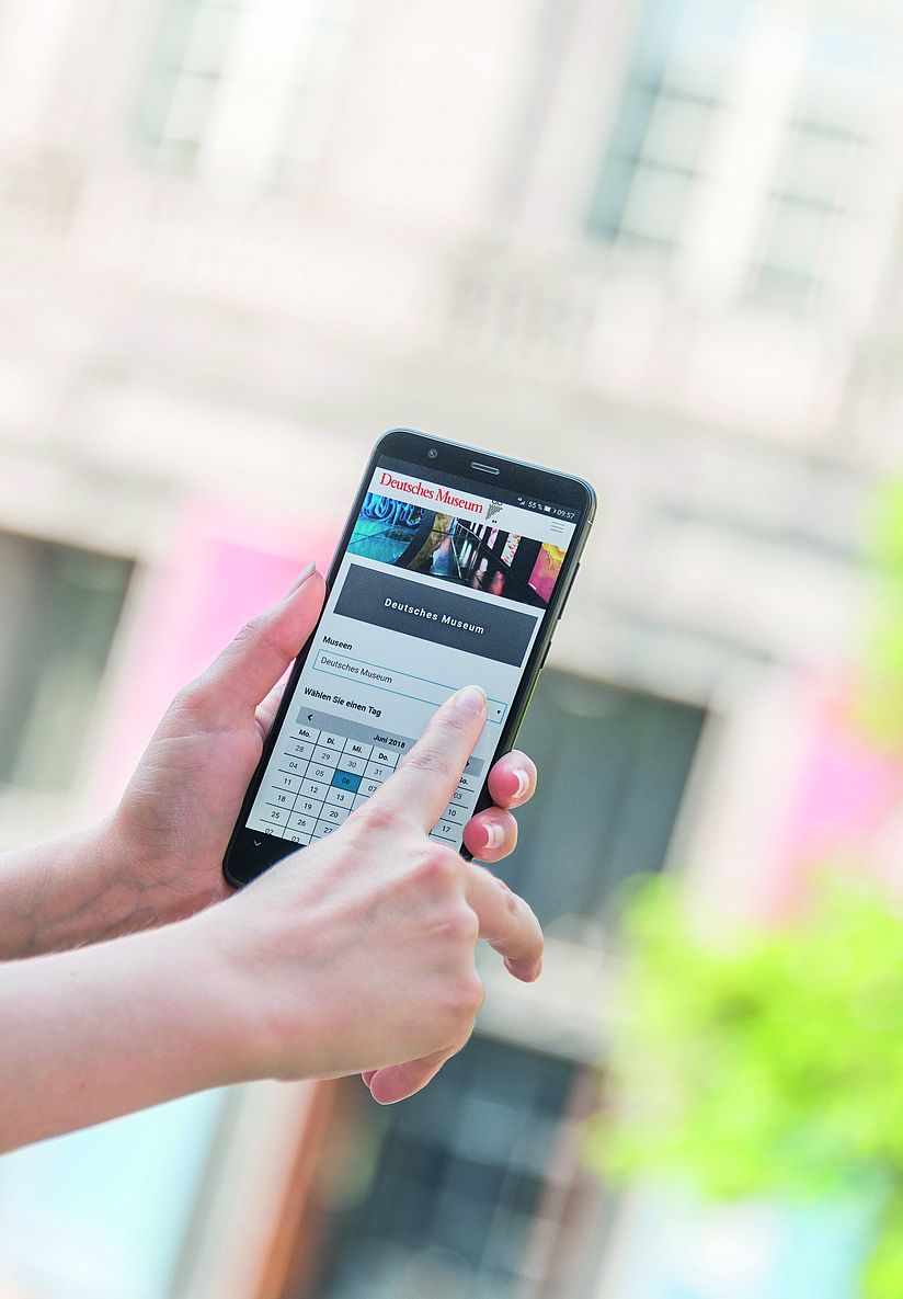 Besuch_Online-Ticketshop_CD_L_7296_05.jpg Hand bedient Smartphone