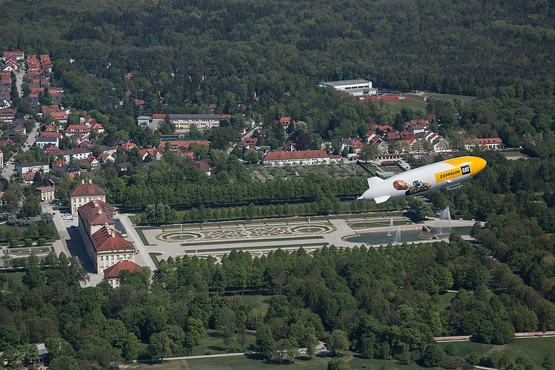 Zeppelin über der Schlossanlage Schleißheim.