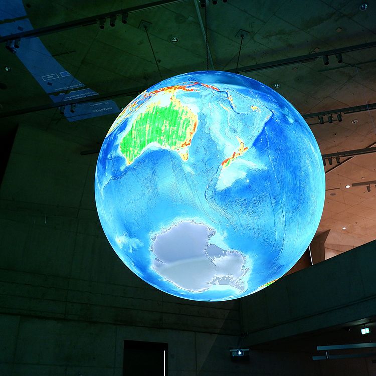 Der Globus im Ausstellungsbereich System Erde.