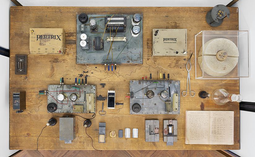 Der Kernspaltungstisch aus der Vogelperspektive.