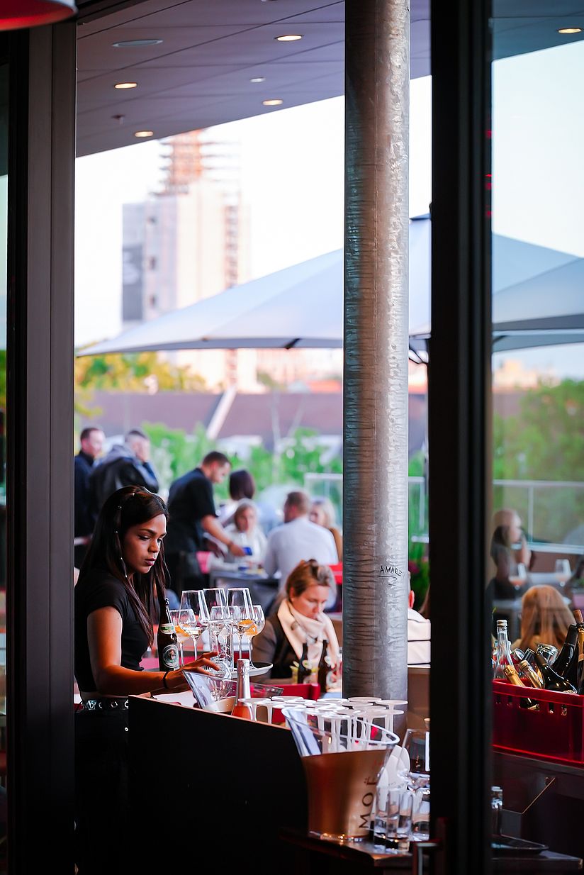 Restaurant Frau im Mond mit Blick auf die Dachterasse.