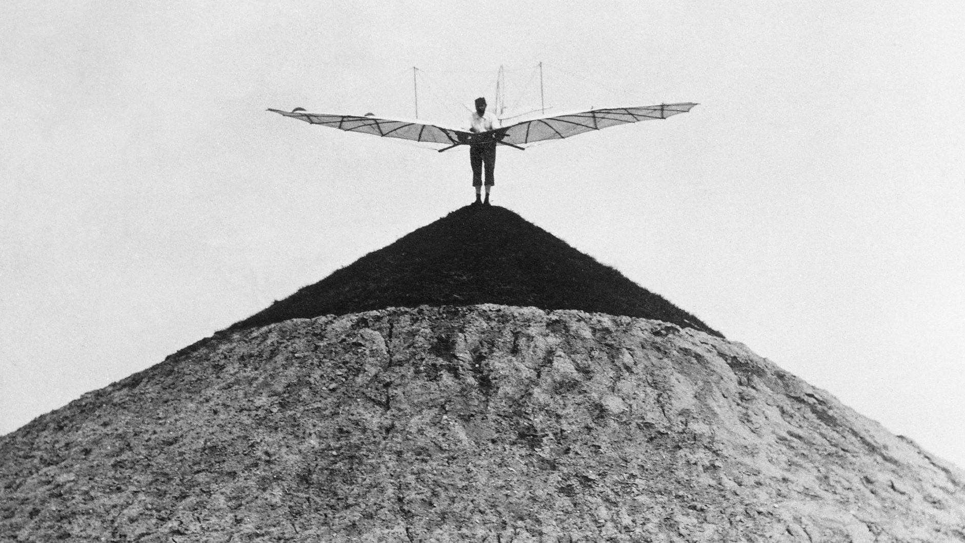Otto Lilienthal mit seinem Normal-Segelapparat auf dem Fliegeberg in Berlin.