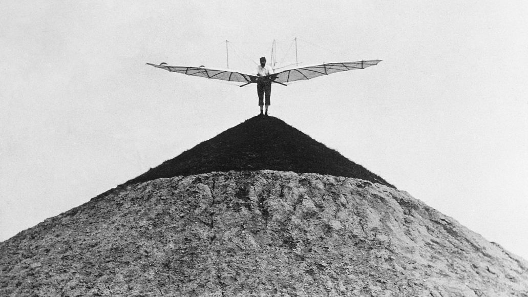 Otto Lilienthal mit seinem Normal-Segelapparat auf dem Fliegeberg in Berlin.