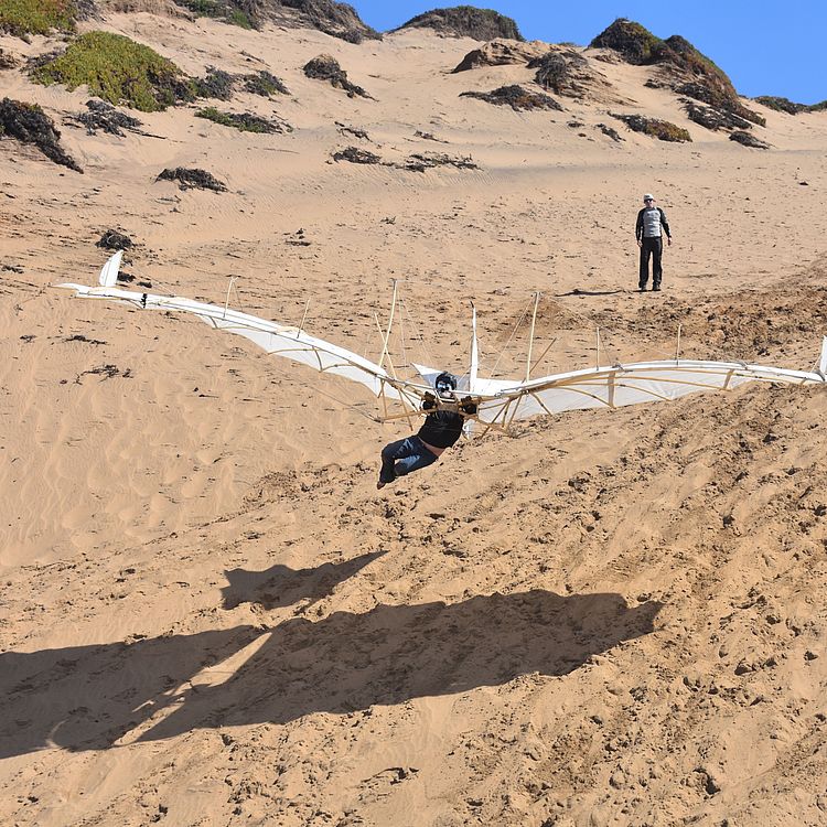 Erprobung eines Nachbaus des „Experimentier-Eindeckers“ von Otto Lilienthal.