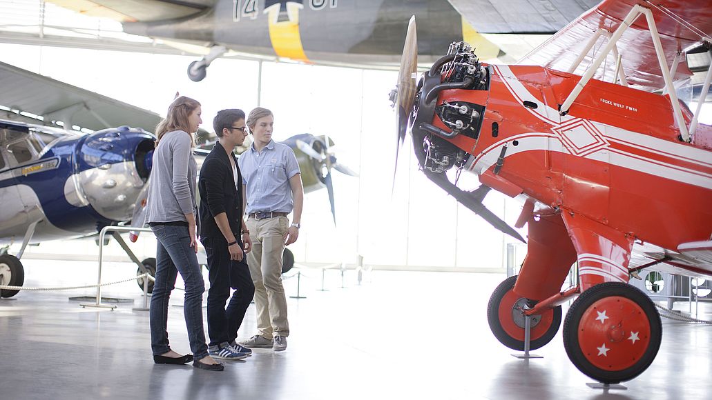 Besucher in der Flugwerft Schleißheim, Deutsches Museum 
