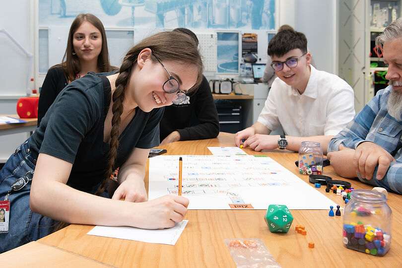 Junge Menschen schreiben am Tisch