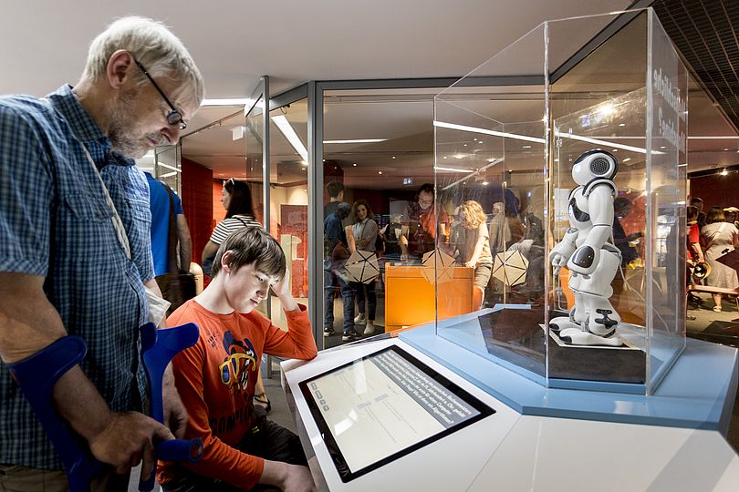 TouchTomorrow-Lab im Deutschen Museum Bonn mit Roboter NAO