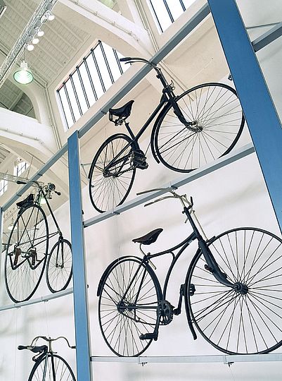 Der Fahrradvorhang in Halle III, zeigt die Entwicklung der Fahrräder.