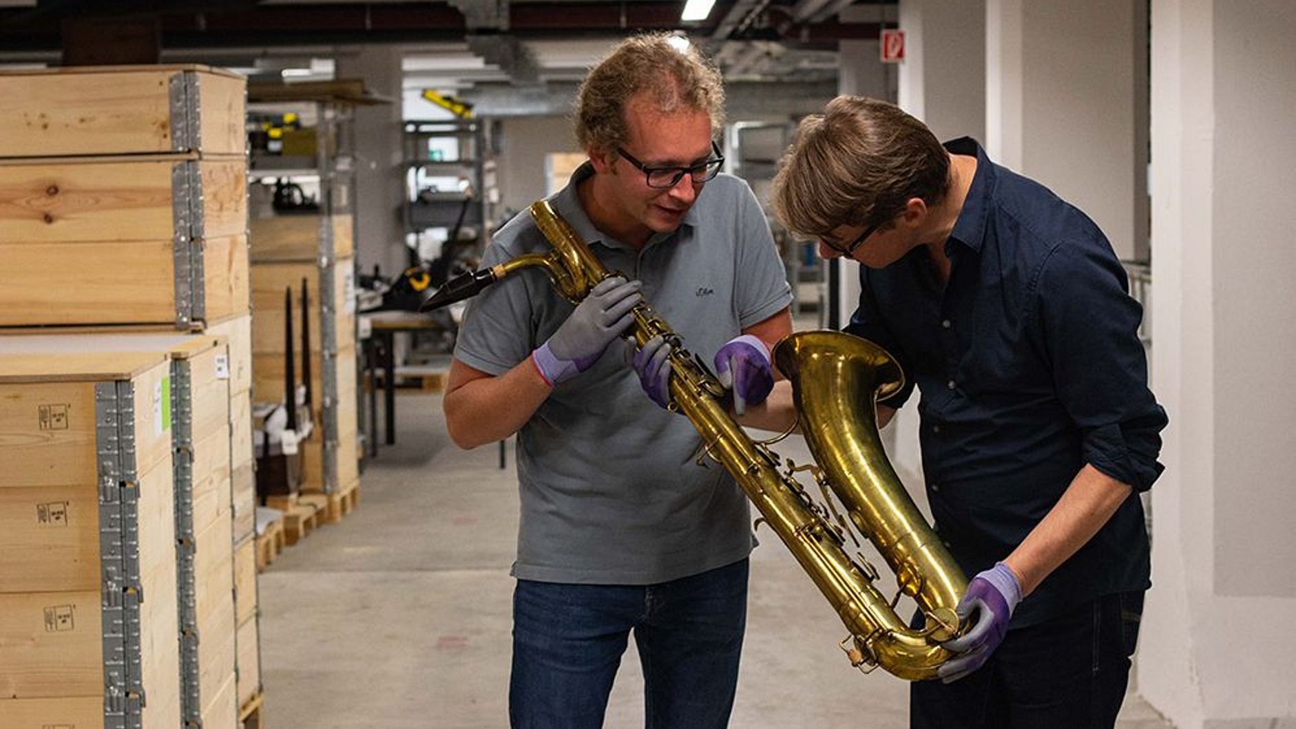 Musikwissenschafter Christian Breternitz und Historiker Martin Rempe mit Exponat.