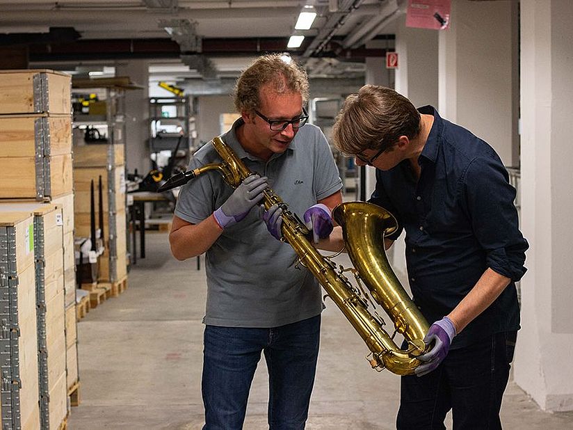 Musikwissenschafter Christian Breternitz und Historiker Martin Rempe mit Exponat.