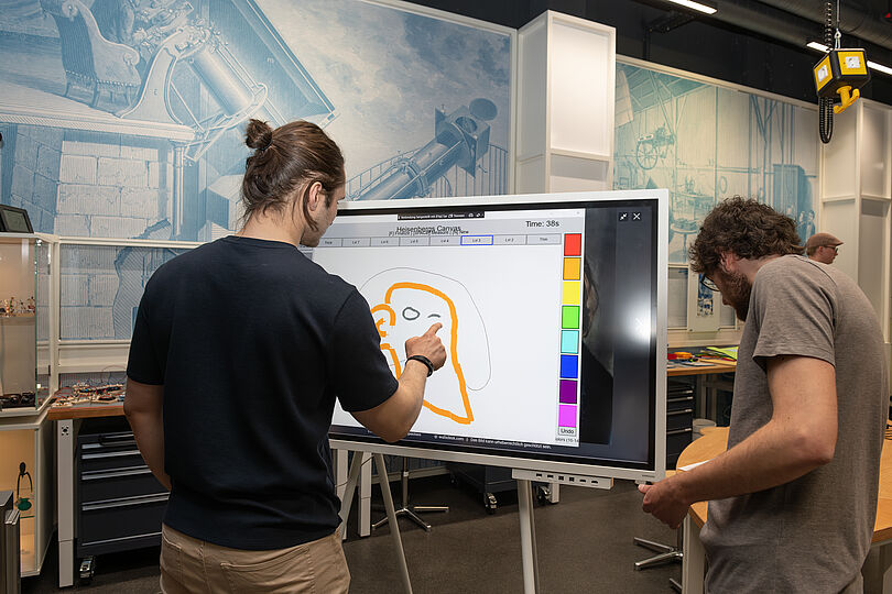 Mann zeichnet auf Staffelei