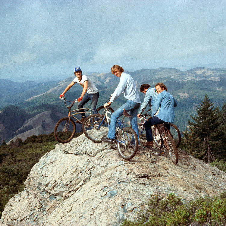 Fotografie von 1977 zeigt Fünf Mountainbiker auf einem abgelegenen Wanderweg an der Nordwestseite des Mount Tamalpais.