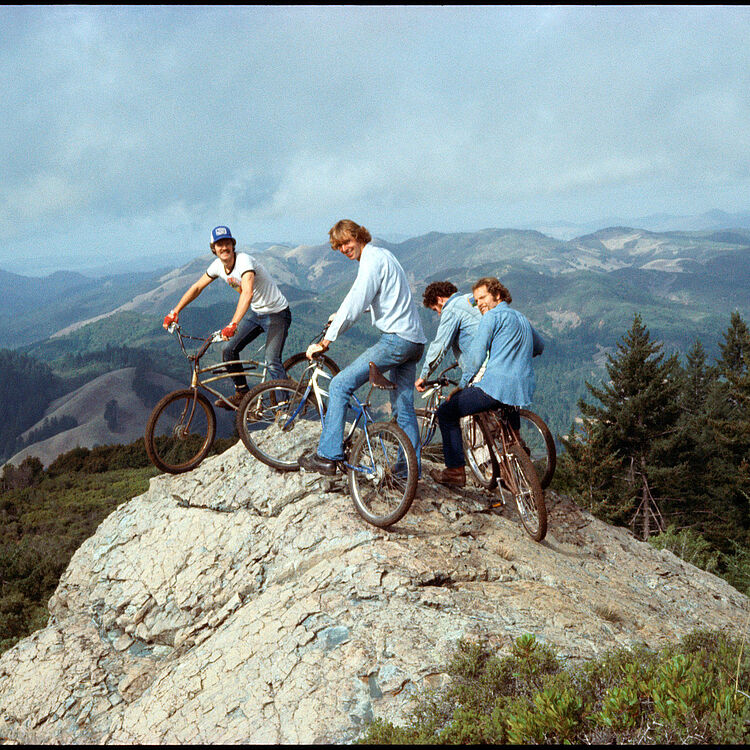 Fotografie von 1977 zeigt Fünf Mountainbiker auf einem abgelegenen Wanderweg an der Nordwestseite des Mount Tamalpais.