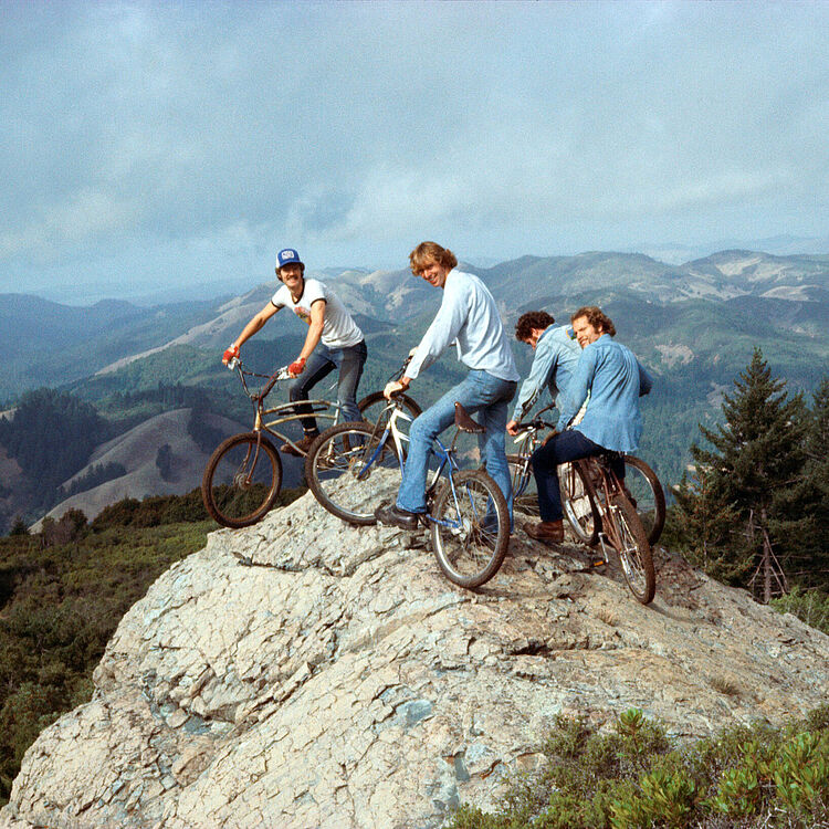 Fotografie von 1977 zeigt Fünf Mountainbiker auf einem abgelegenen Wanderweg an der Nordwestseite des Mount Tamalpais.