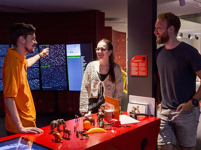 Stationen Anwendungsbeispiele neuronale Netze im Erlebnisraum KNN Deutsches Museum Bonn.