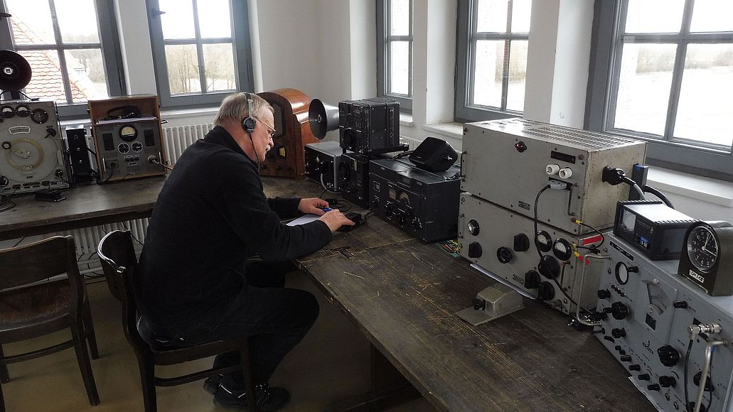 Funkstation in der Flugwerft Schleißheim mit historischen Funkgeräten.