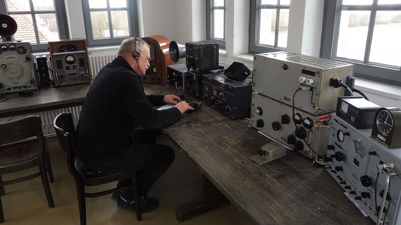 Funkstation in der Flugwerft Schleißheim mit historischen Funkgeräten.