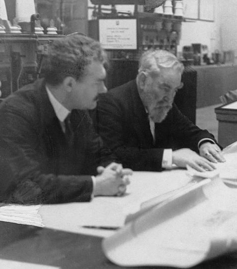 Oskar von Miller im Gespräch mit Dr. Franz Fuchs in der Abteilung Elektrotechnik. Das Bild stammt aus dem Jahr 1910 und ist in den provisorischen Ausstellungen entstanden.