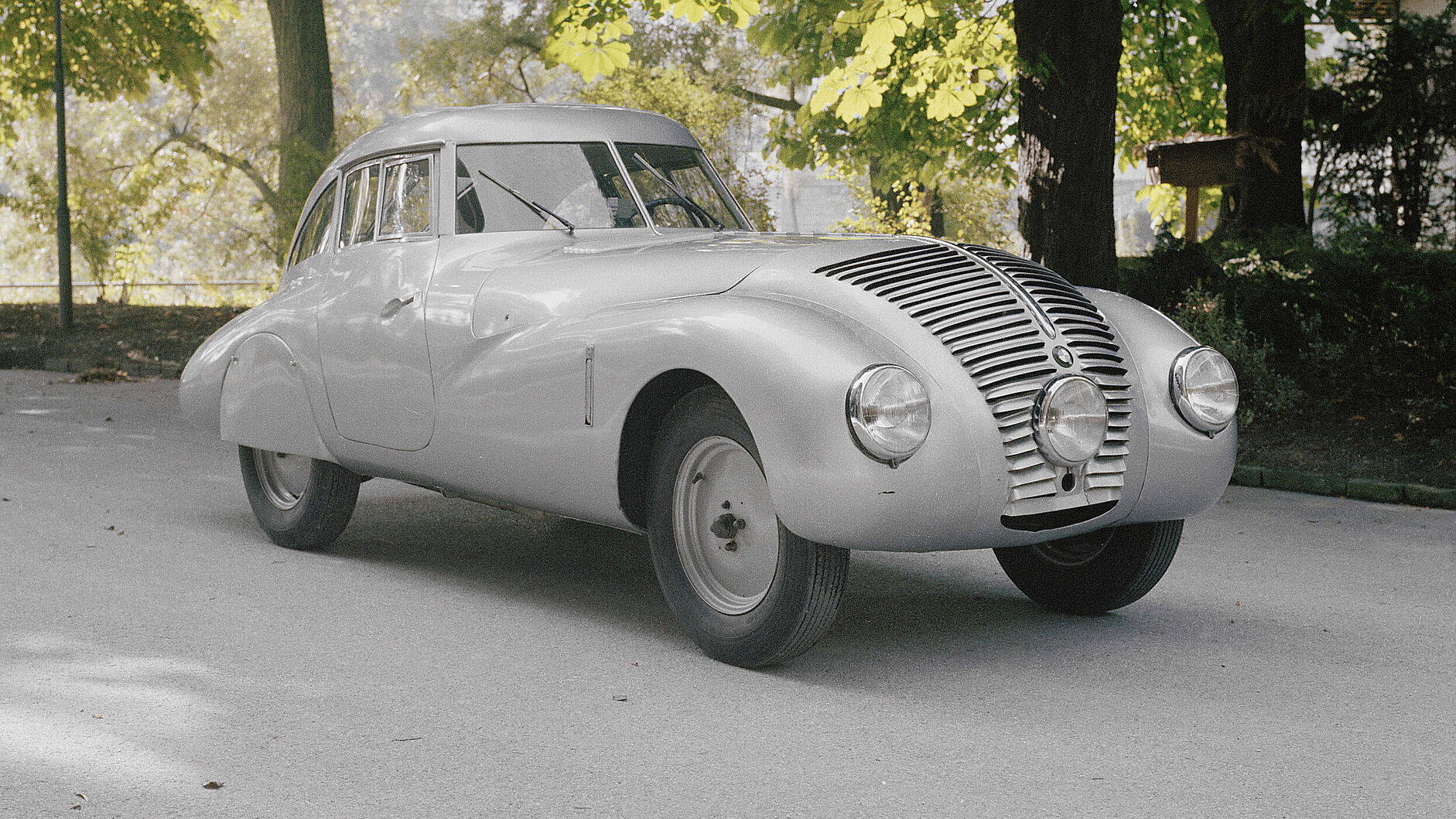 Der BMW 328 Wendler auf dem Außengelände der Deutschen Museums. Seitenansicht.