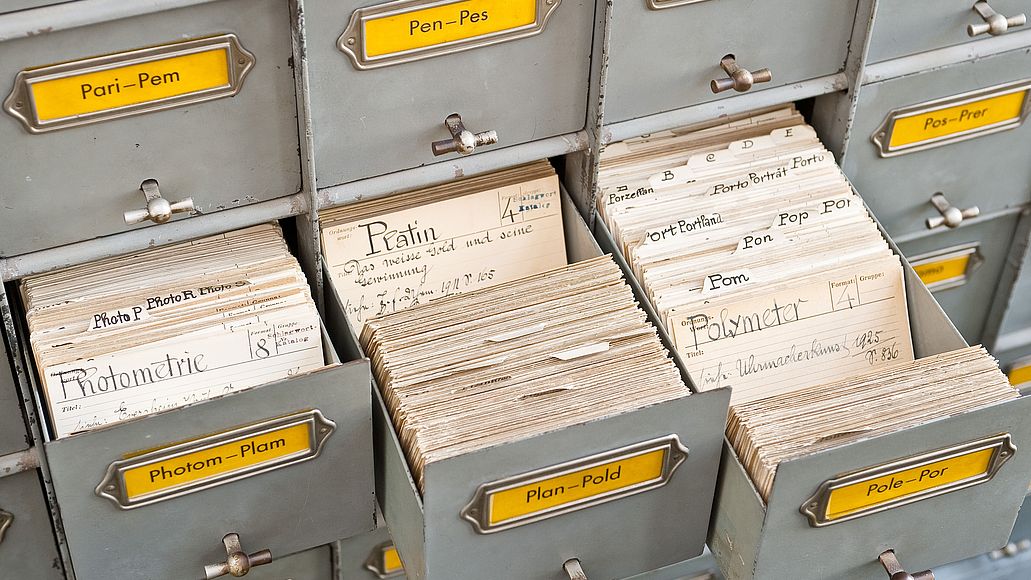 Alter Kartenkatalog der Bibliothek des Deutschen Museums Der alte Kartenkatalog der Bibliothek des Deutschen Museums. Einige Fächer sind geöffnet und man sieht die darin enthaltenen Karteikarten.