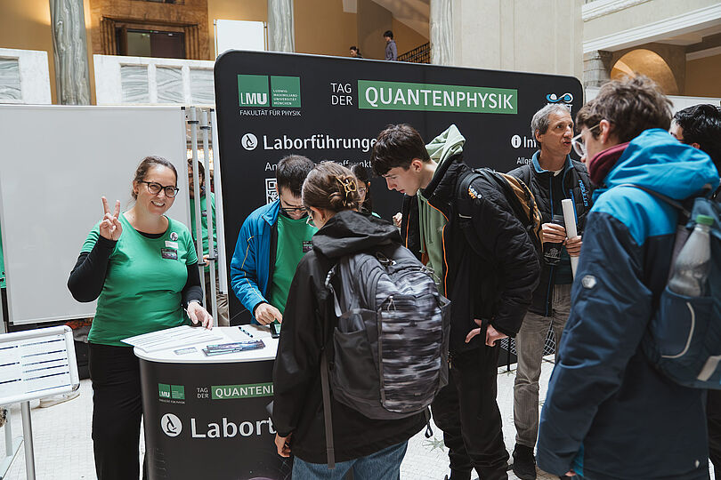 Menschen an einem Info desk