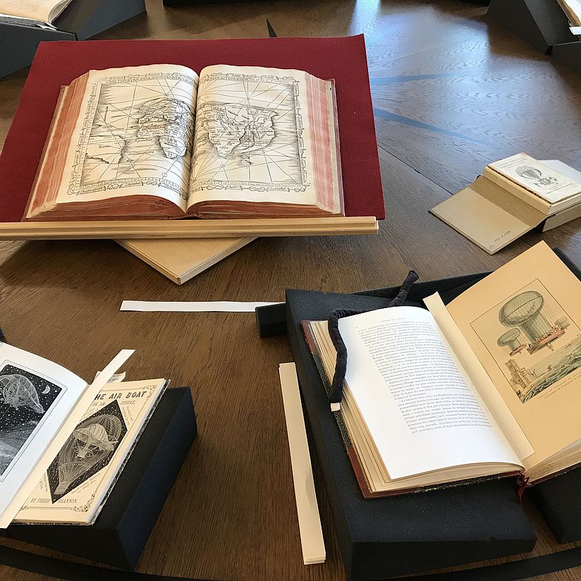 Ein Blick in die Schatzkammer Rara-Bücher sind auf einem Tisch ausgelegt