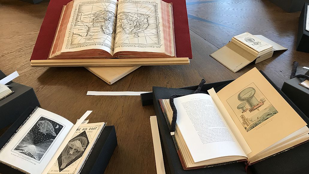 Ein Blick in die Schatzkammer Rara-Bücher sind auf einem Tisch ausgelegt