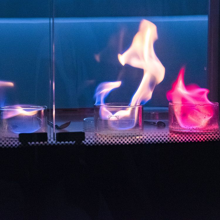 Chemisches Experiment mit Flammenfärbung verschiedener Metallsalze – fast wie Silvesterfeuerwerk.