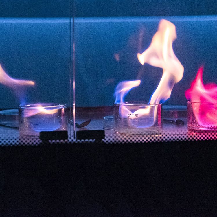Chemisches Experiment mit Flammenfärbung verschiedener Metallsalze – fast wie Silvesterfeuerwerk.