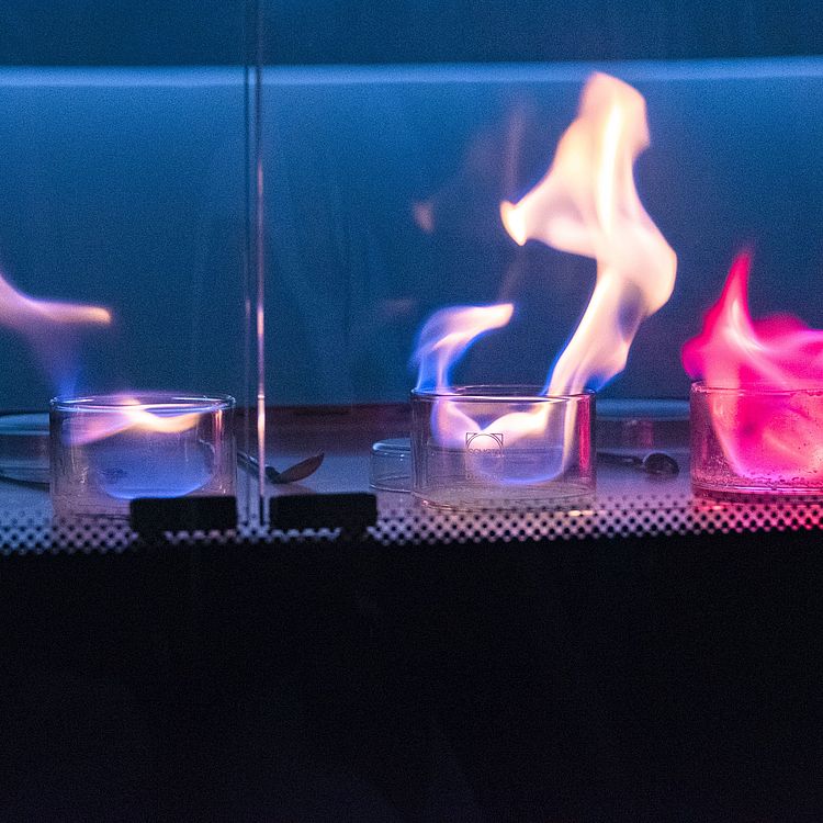 Chemisches Experiment mit Flammenfärbung verschiedener Metallsalze – fast wie Silvesterfeuerwerk.