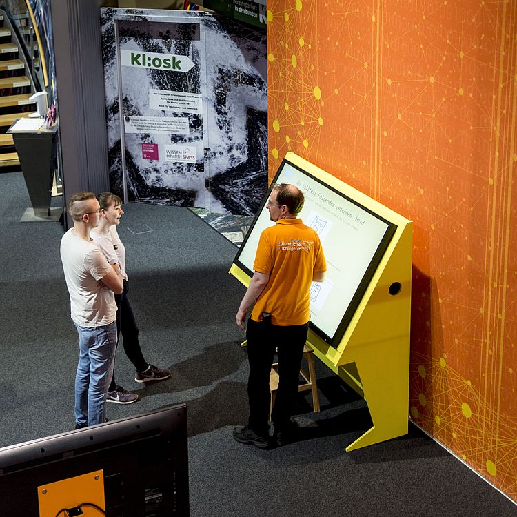 Exponat Quick Draw im Erlebnisraum KI Deutsches Museum Bonn.
