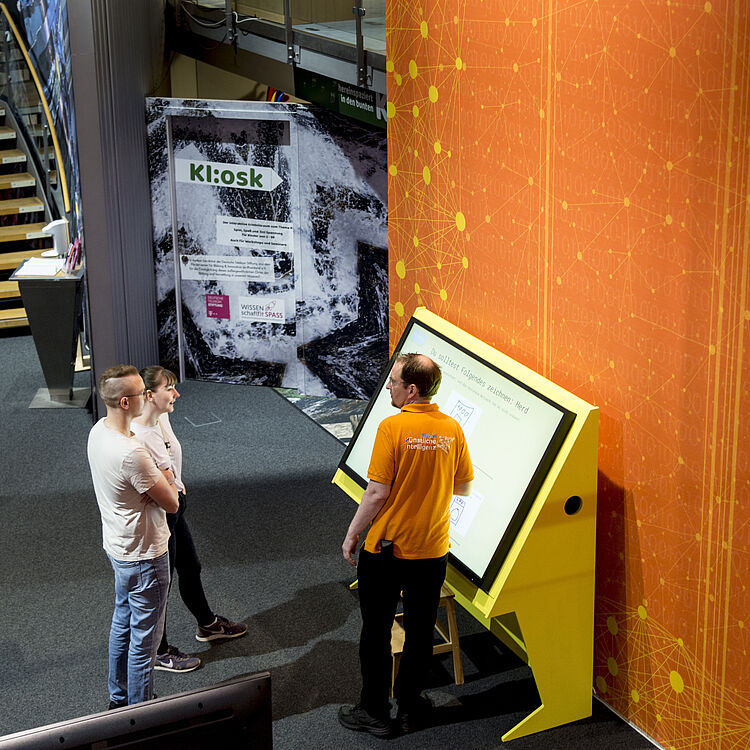 Exponat Quick Draw im Erlebnisraum KI Deutsches Museum Bonn.