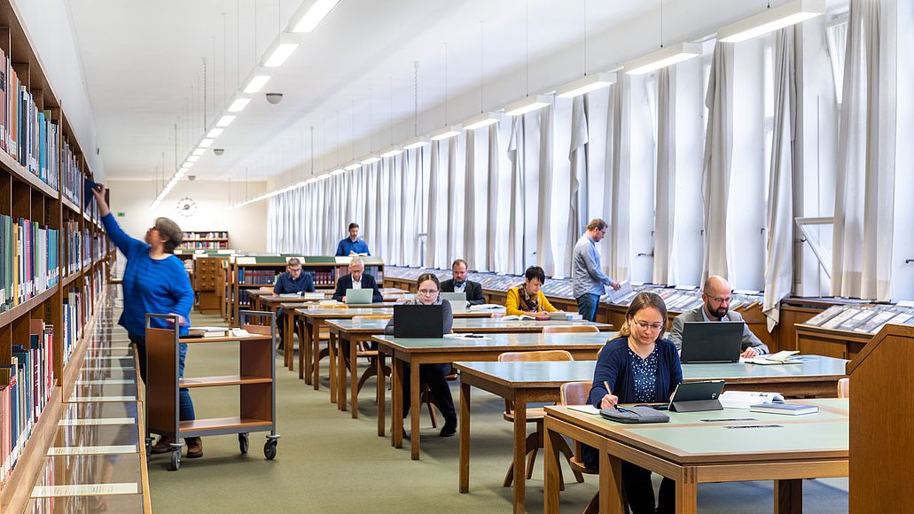Benutzerinnen und Benutzer im Lesesaal.