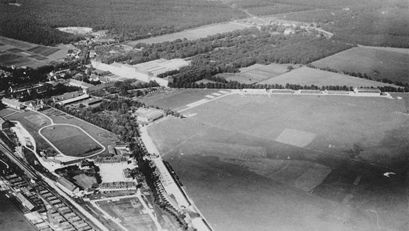 Aircraft hangars were built on the northern edge of the airfield, the barracks on the left, around 1920.